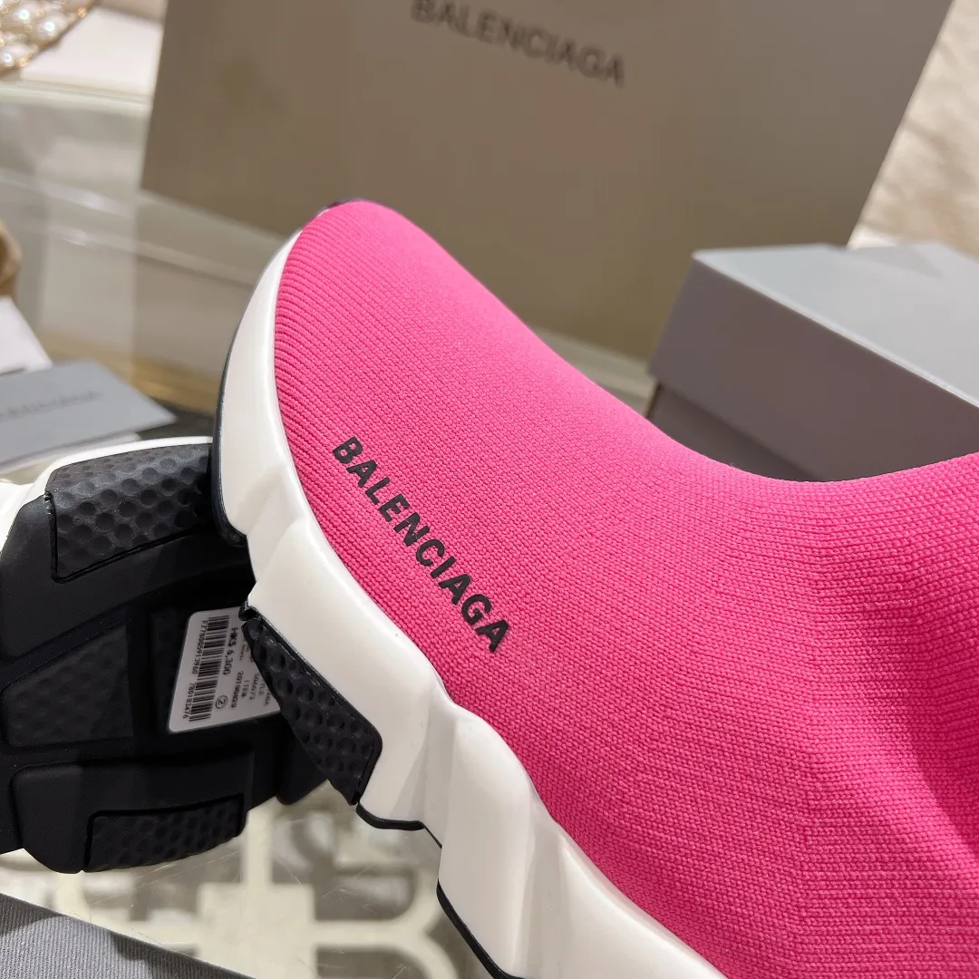 👟👟Ex-factory price 400👟👟 Balenciaga classic sock boots, originally produced by the factory, purchasing agent level. The latest original outsole mold, (TPU ten-vacuum outsole, the highest version on the market, please do not compare prices with TPR outsole, don’t bother if you don’t know the product) The black, white and red three-color vacuum sole shows high-end luxury. •Upper: elastic fly weave double-layer composite gold wire high-elastic knitted mesh cotton •Inner lining: imported double-sided velvet, which is comfortable and resilient to shape •Insole: original imported terry cloth, breathable but not fading •Sole: TPU ten-vacuum outsole (to eliminate pores) •Packaging: full set of packaging (certificate, invoice, cloth bag, handbag) •Size: 34-45 standard code (34, 45, 46.47 can be customized and are not returnable)